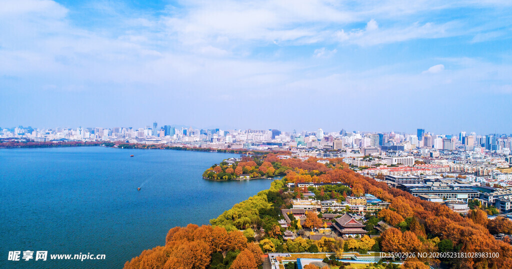 秋日湖畔城市风光美景