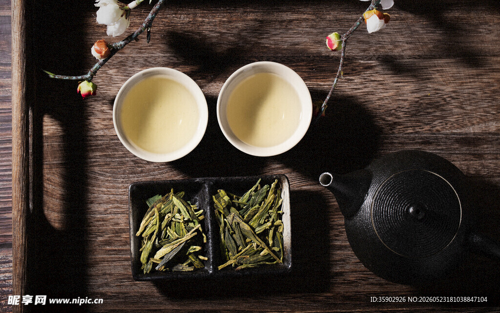 中式茶具与两杯泡好的茶