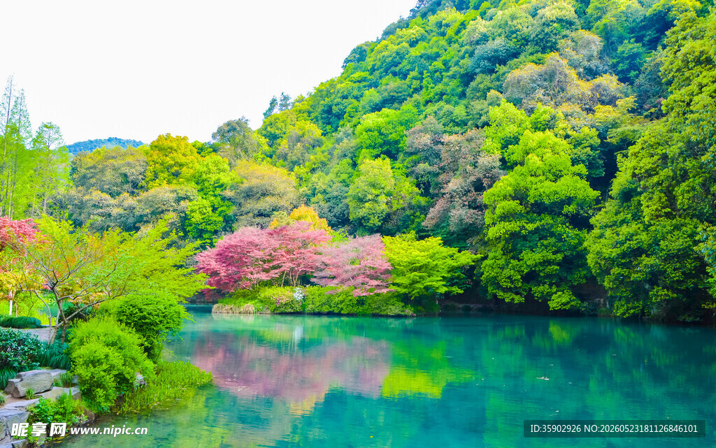 青山绿水间的秀丽湖景