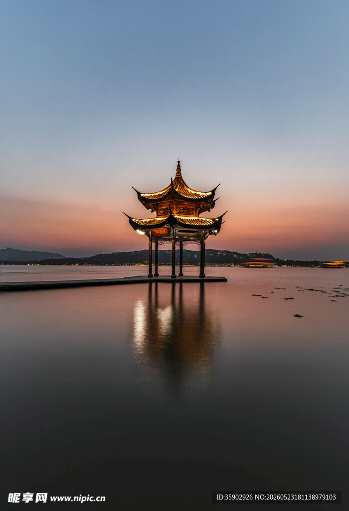 湖畔古亭映夕阳
