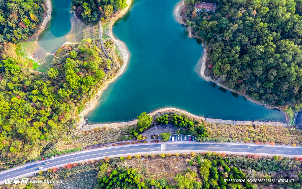 蜿蜒公路旁的秀丽湖景