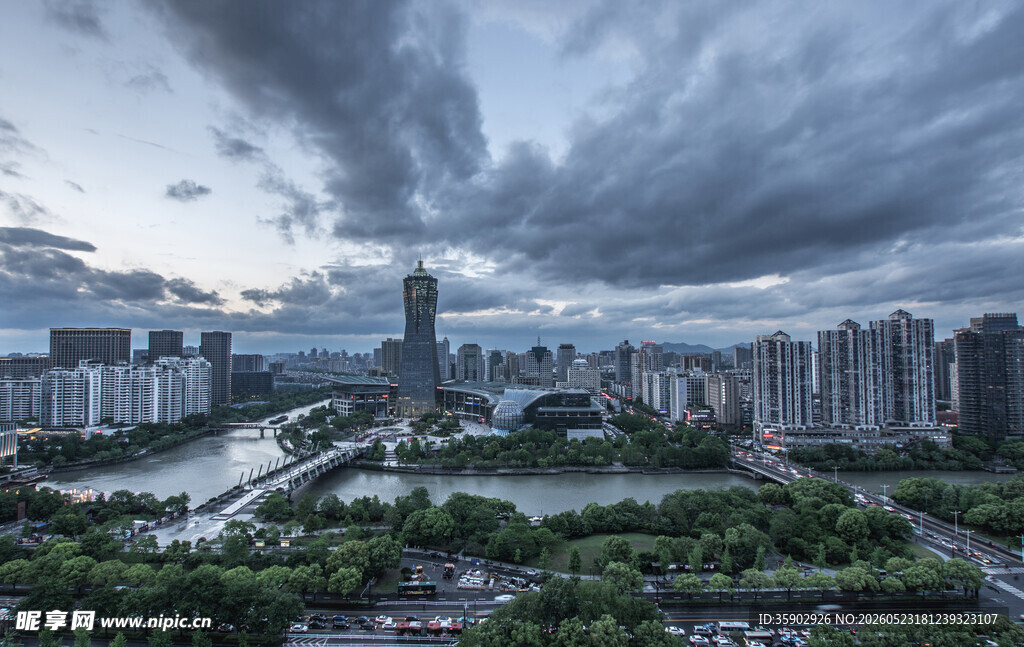 城市天际线与乌云下的景观