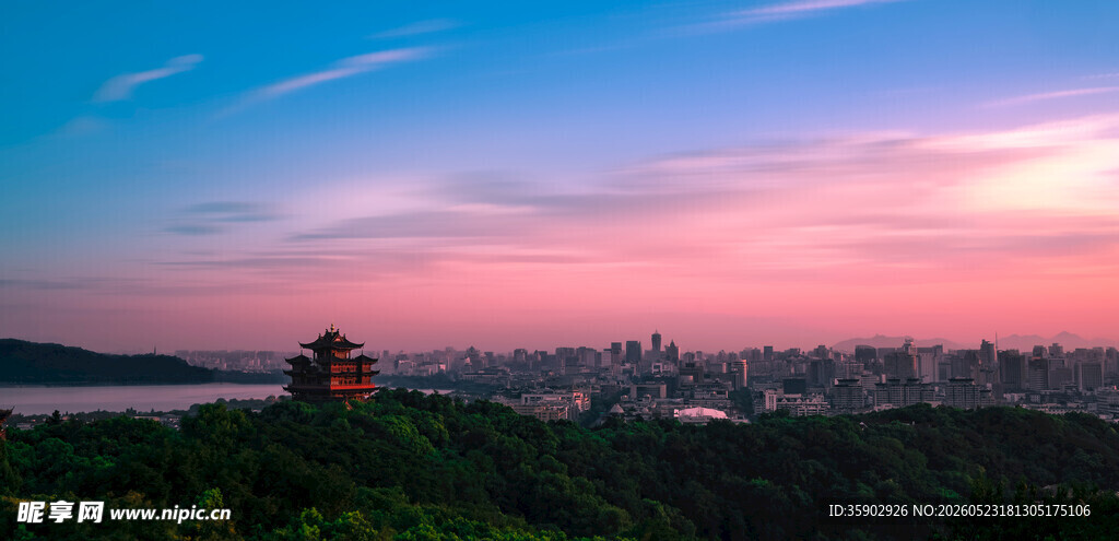 黄昏下的城市与远处楼阁