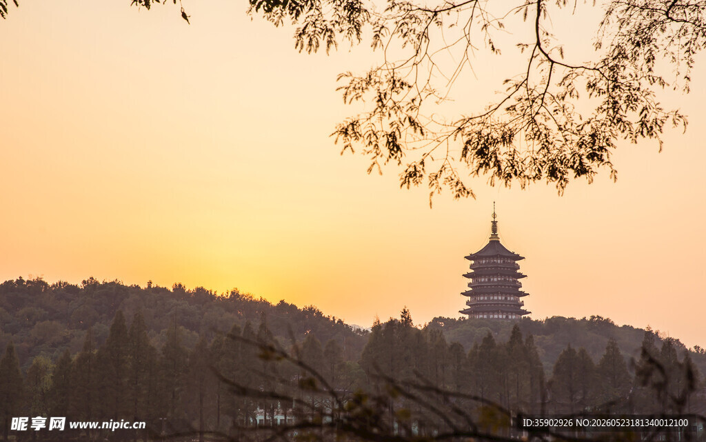 夕阳下的古塔美景