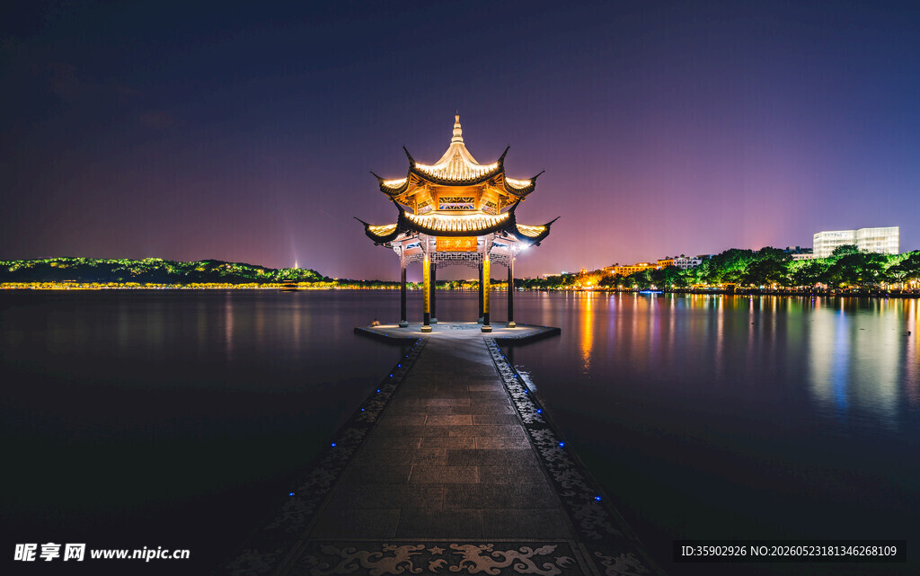 湖畔古亭夜景映波光