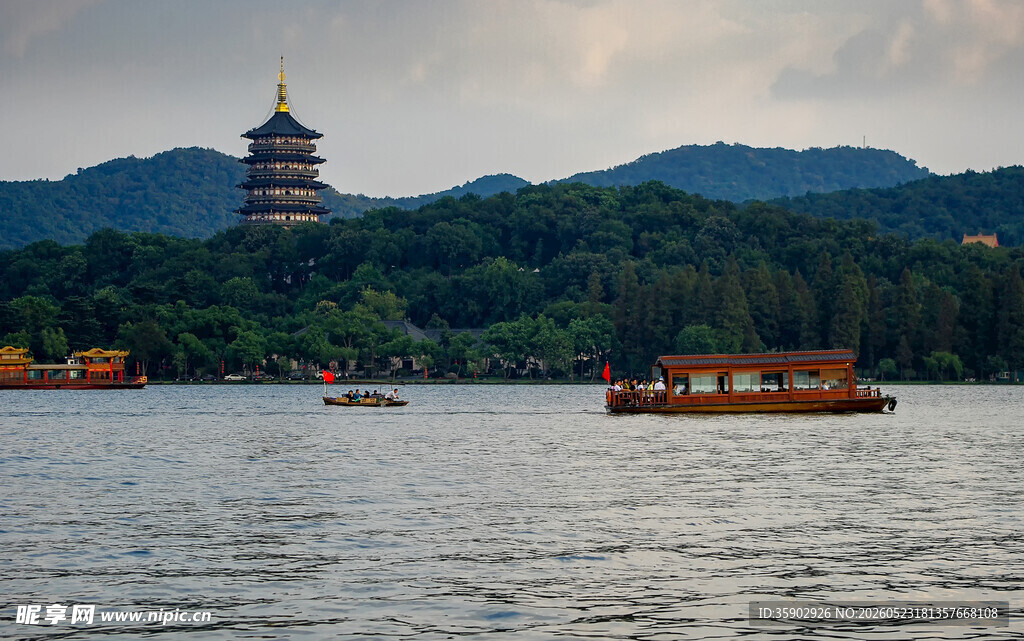 西湖畔雷峰塔与游船美景