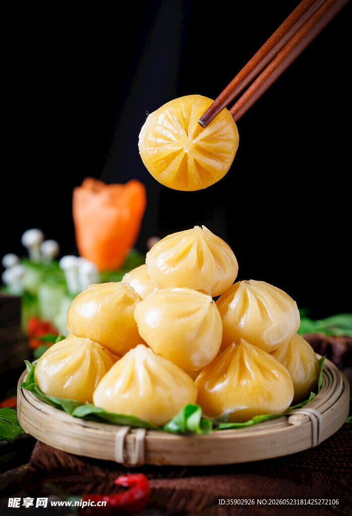 美味小笼包筷子夹起瞬间