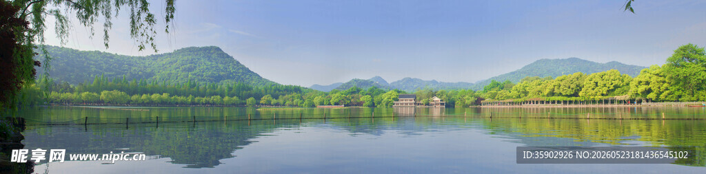宁静湖景与青山相映