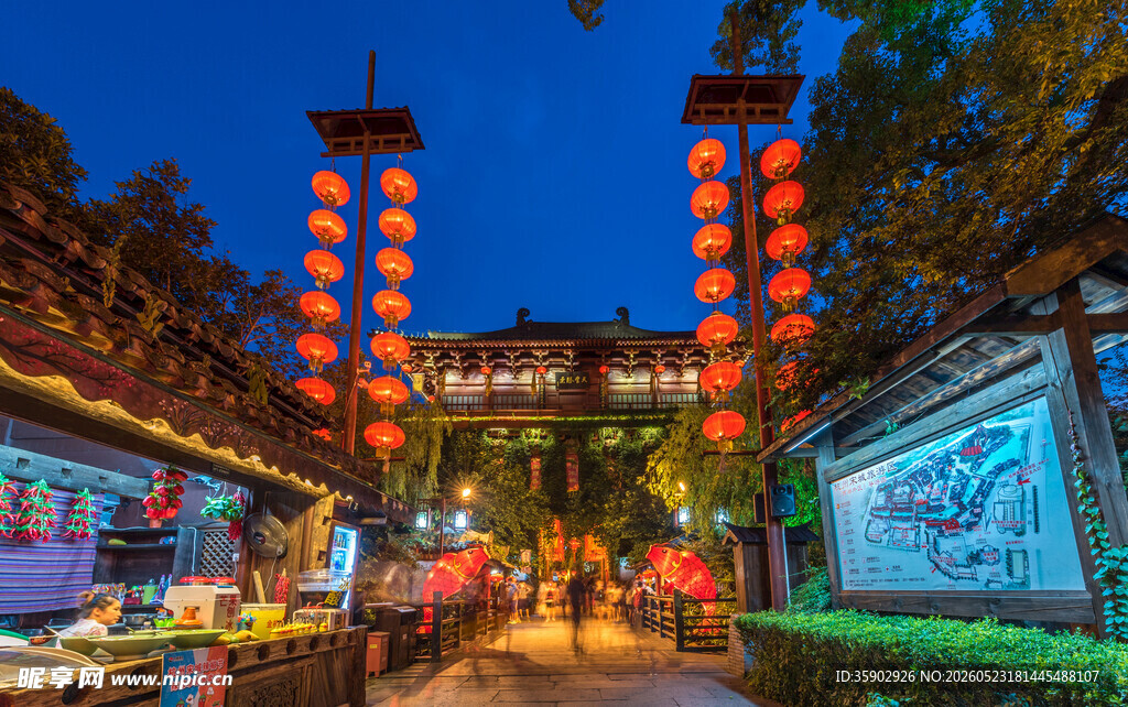 古街夜景红灯高悬映繁华