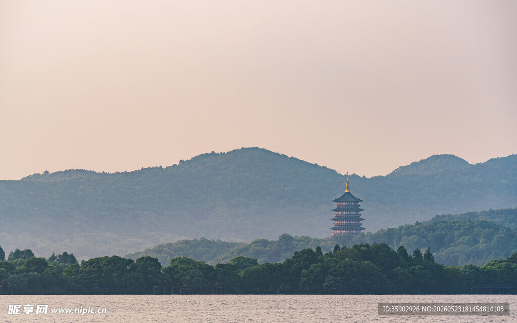 湖畔远山间的古塔美景
