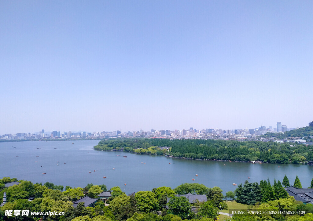 湖畔绿植环绕的城市风光