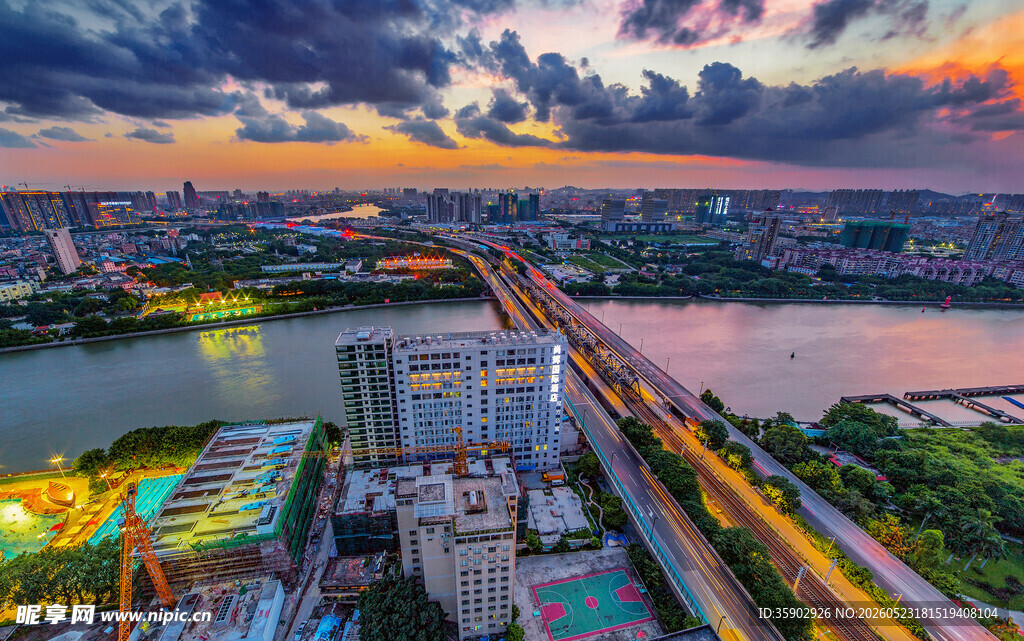 城市黄昏天际线美丽景观