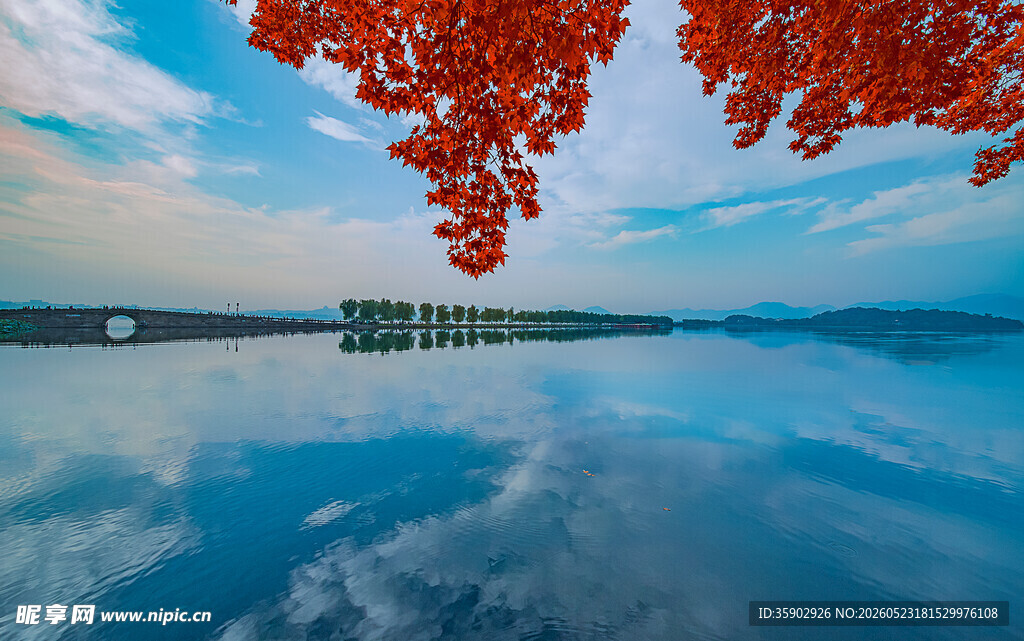 湖畔红叶蓝天倒影美景