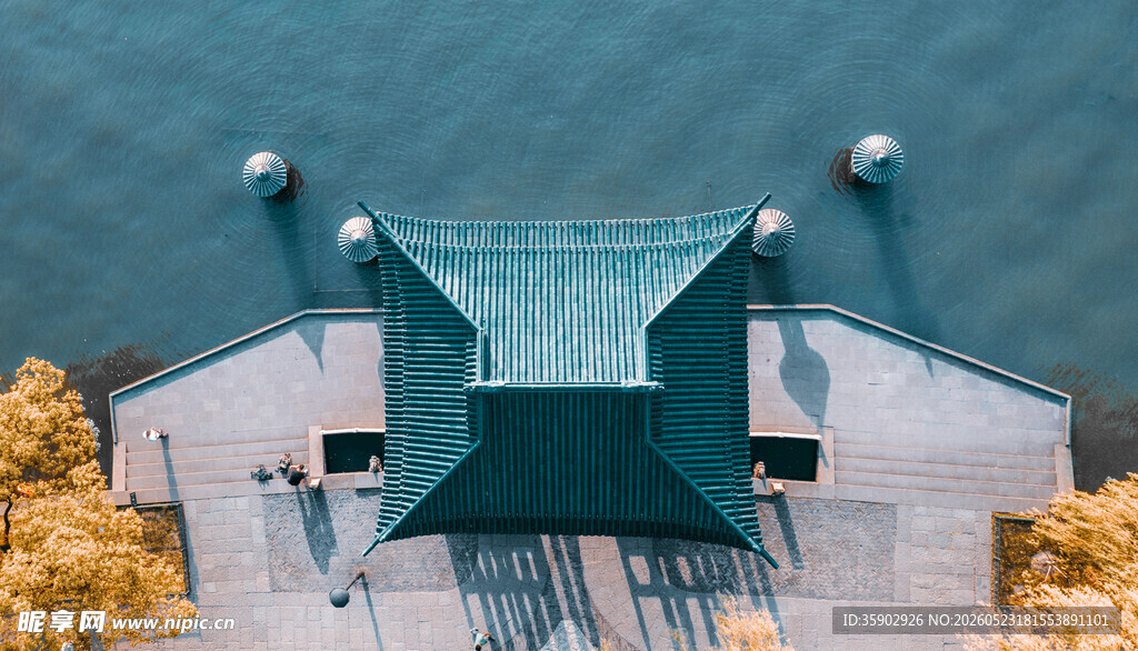 俯瞰水边建筑