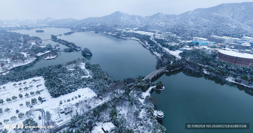 冬日雪景下的河流城镇风光