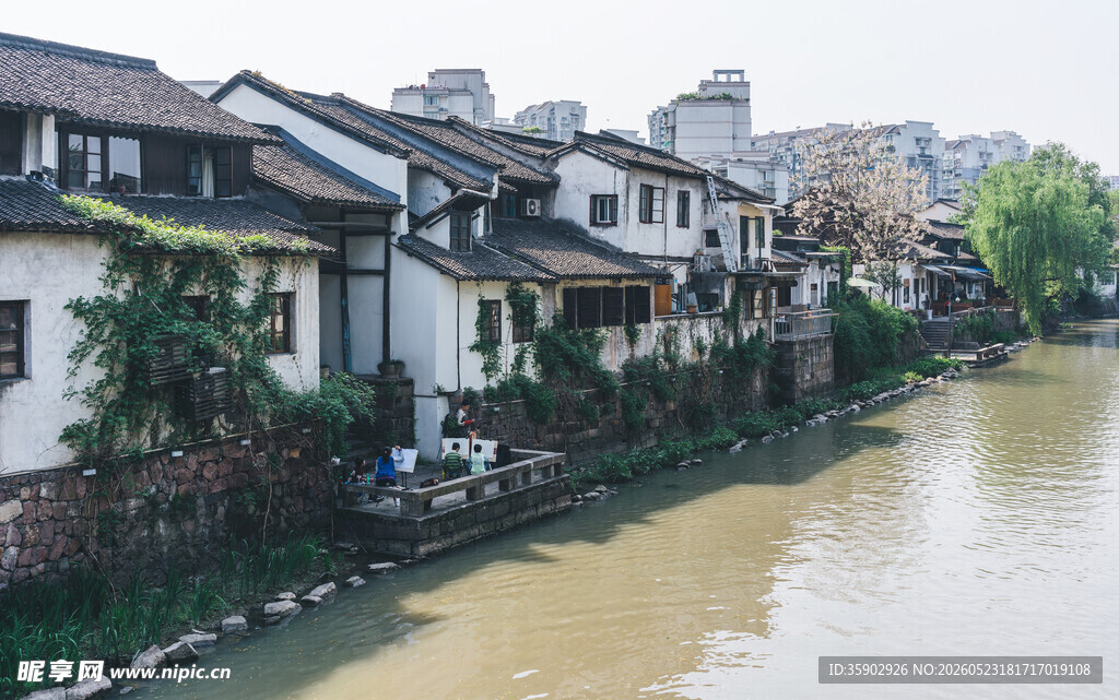 江南水乡沿河民居风景