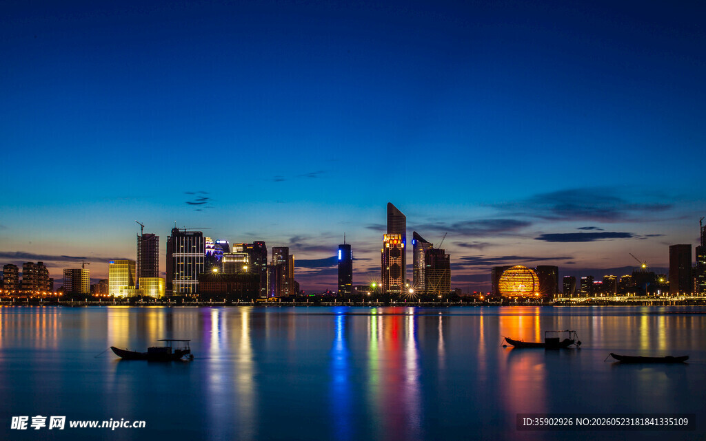 城市湖畔夜景璀璨