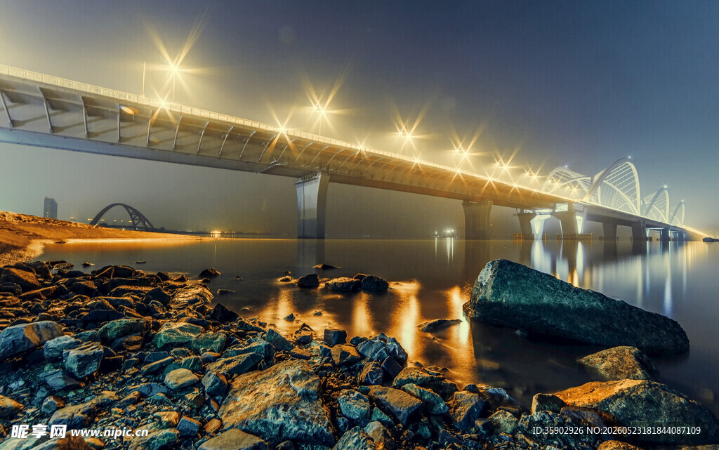 夜晚江畔桥梁璀璨景象