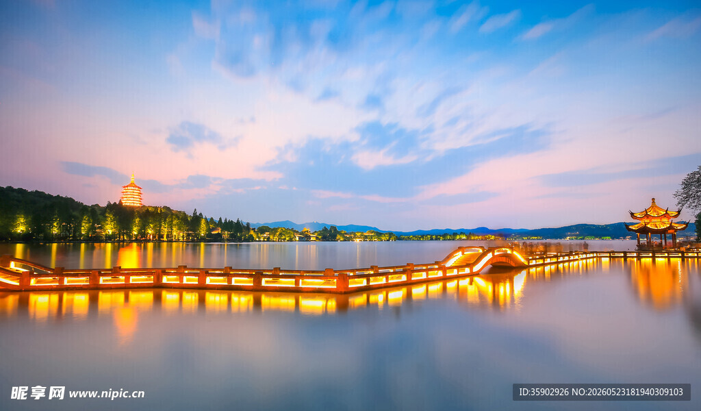 湖畔夜景灯光璀璨