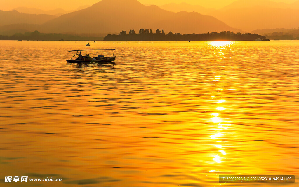 夕阳下湖面的孤舟美景