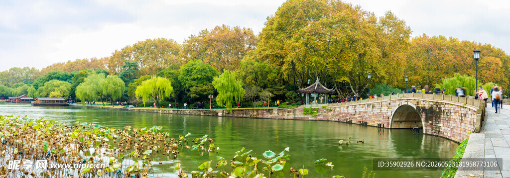 湖畔秋景石桥静立映碧波