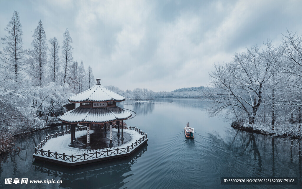 雪后湖畔亭景如画