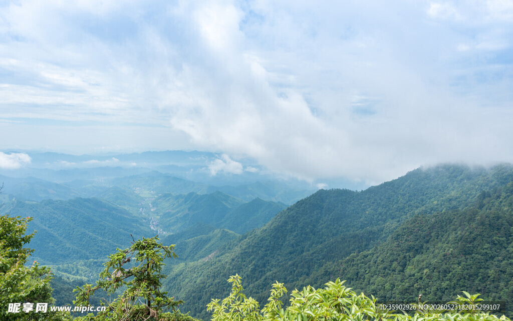 山峦叠翠的壮美自然景观