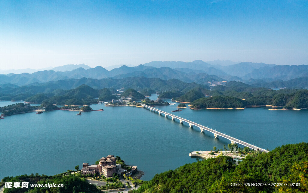 壮丽湖景大桥风光