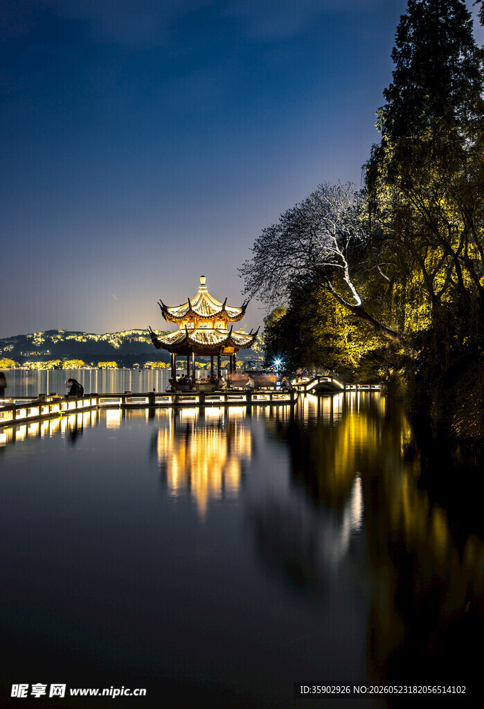 湖畔古亭夜景静谧美好