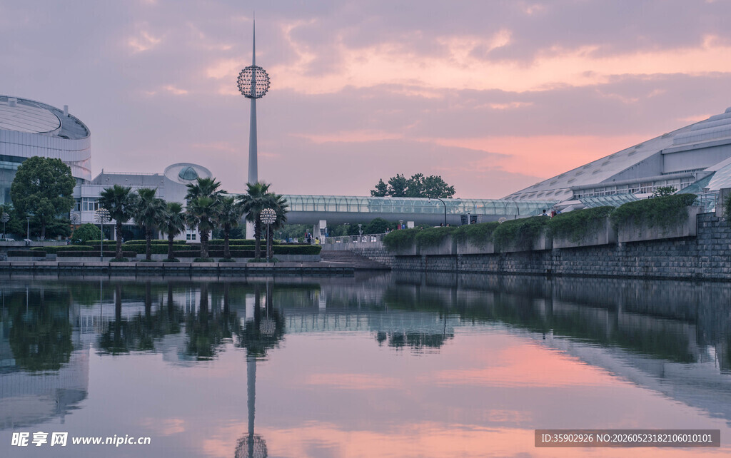 湖畔城市黄昏美景
