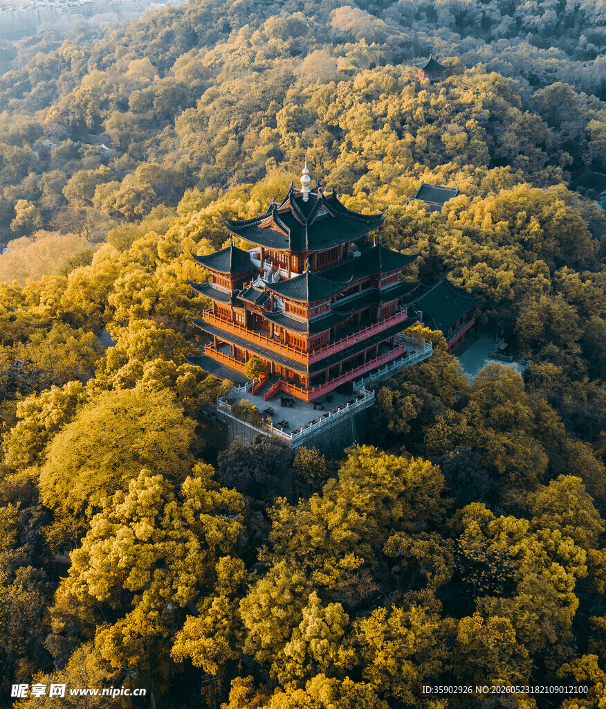秋日山林中的古朴楼阁