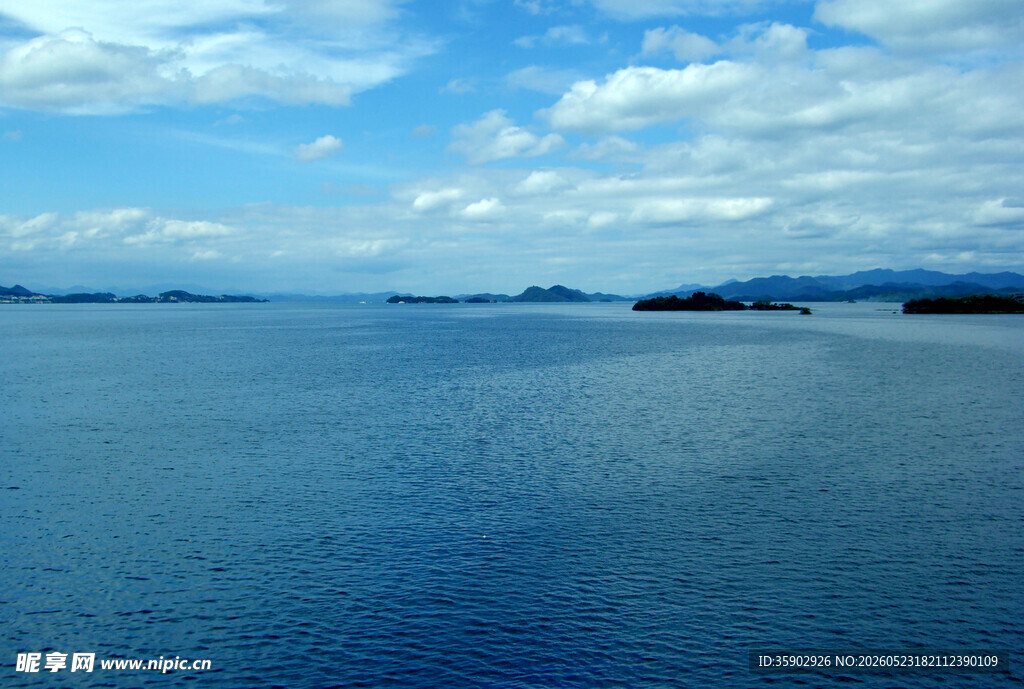 广阔蓝色海域与天际美景