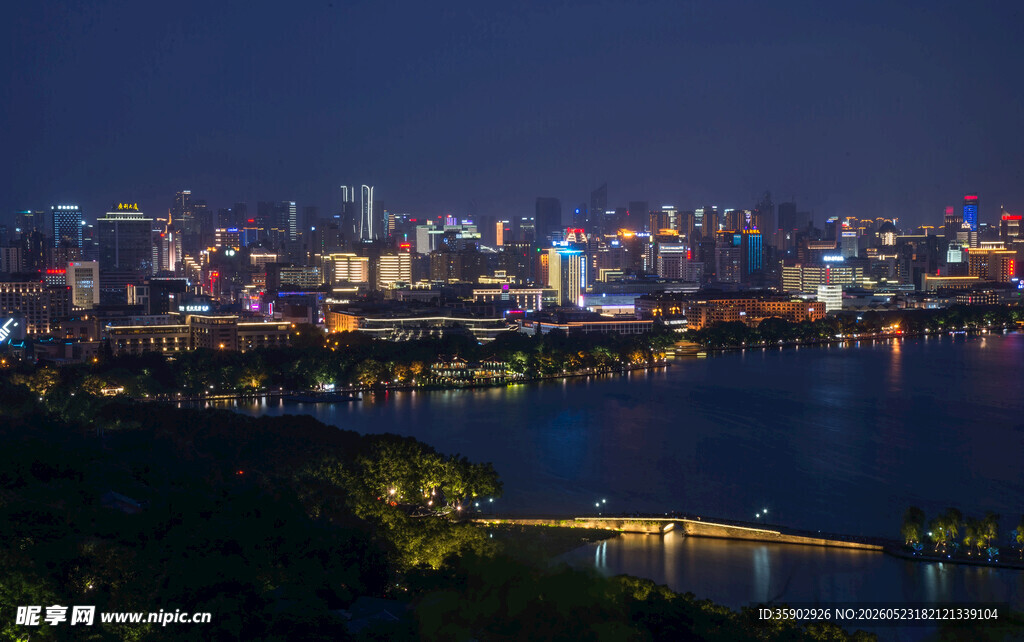城市璀璨夜景湖畔风光