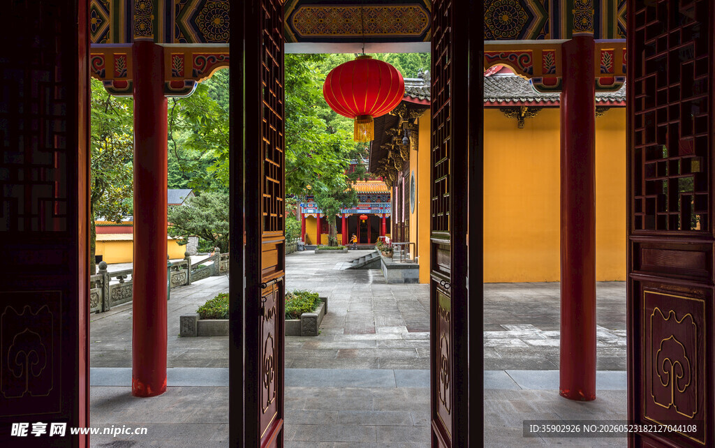 中式庭院门里的静谧景致
