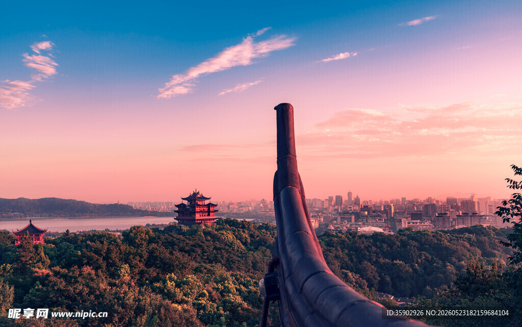 夕阳下的古建筑屋顶远眺