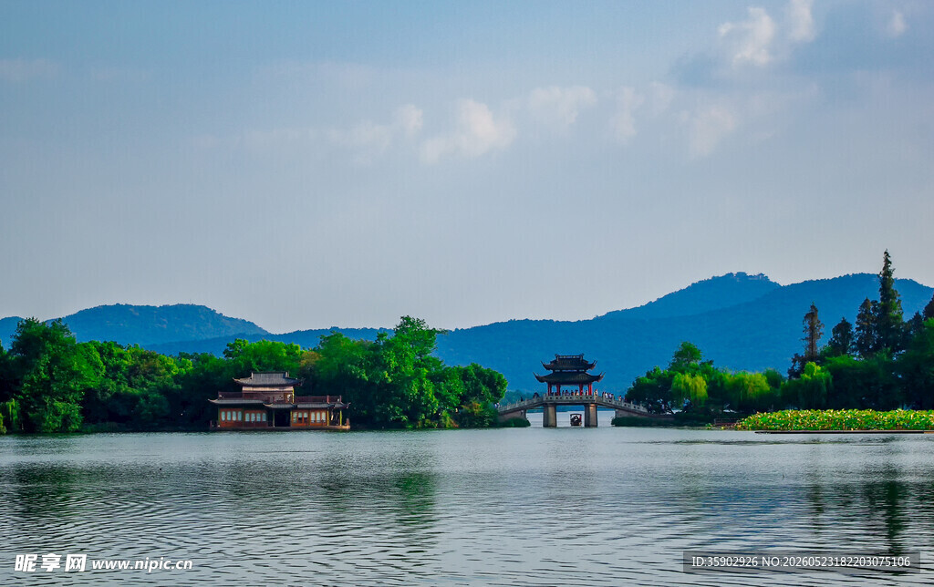 湖畔青山美景如画