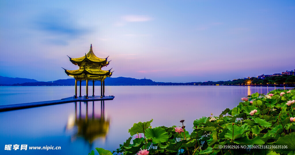 湖畔古亭夜景