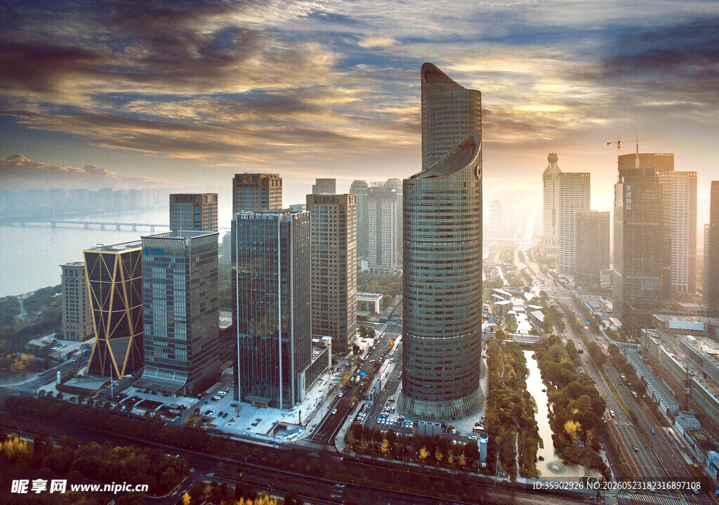 都市晨光下的高楼景观
