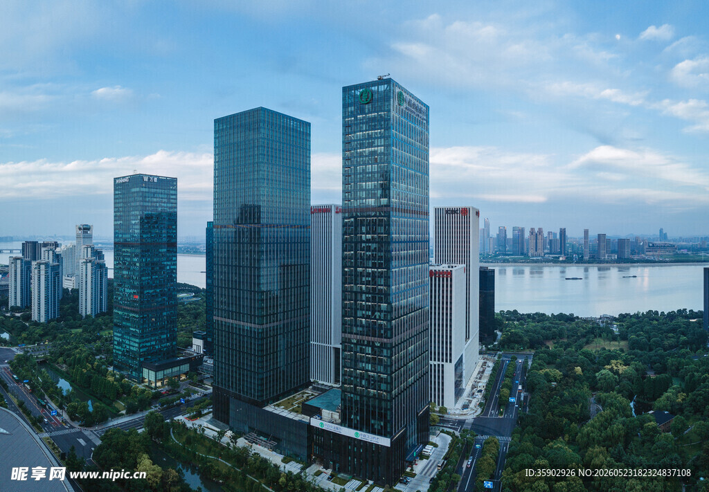 城市天际线高楼与绿地景观