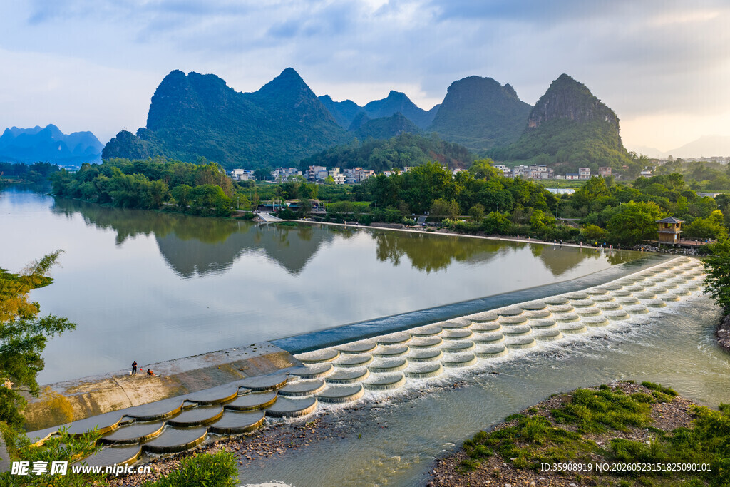 中国广西桂林荔浦荔江鱼鳞坝风光