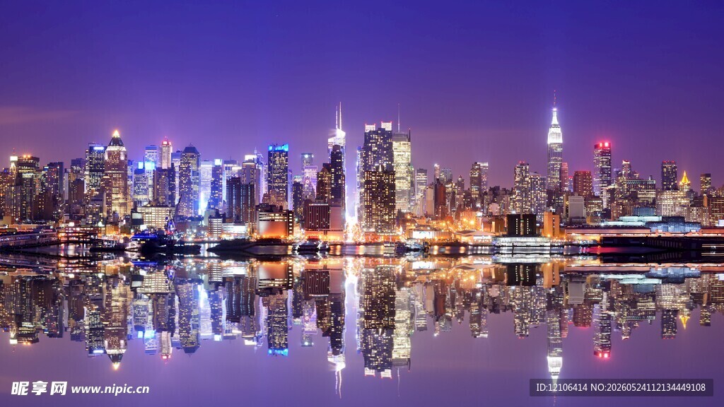 城市璀璨夜景倒映水面