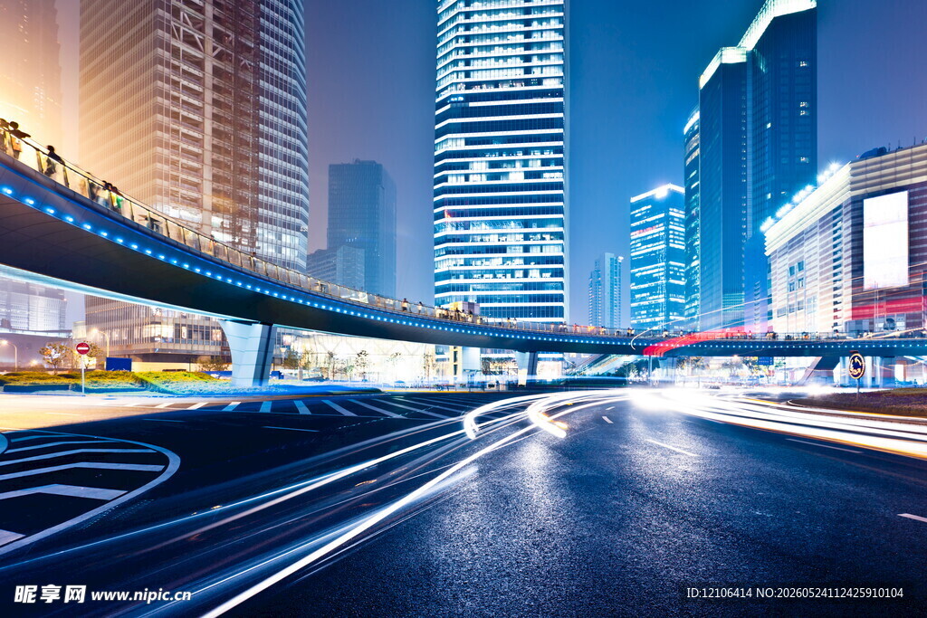 都市夜景中的繁华道路