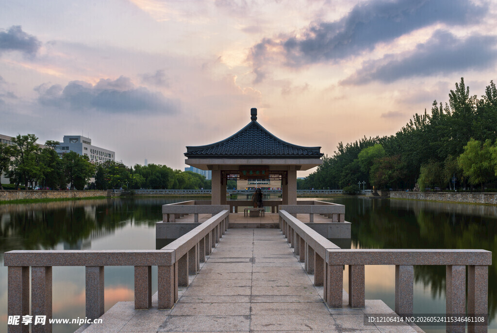 湖畔古亭静谧诗意风景