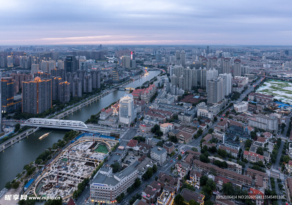 城市河畔全景俯瞰