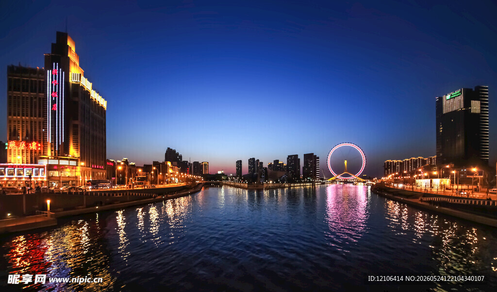 城市河畔璀璨夜景