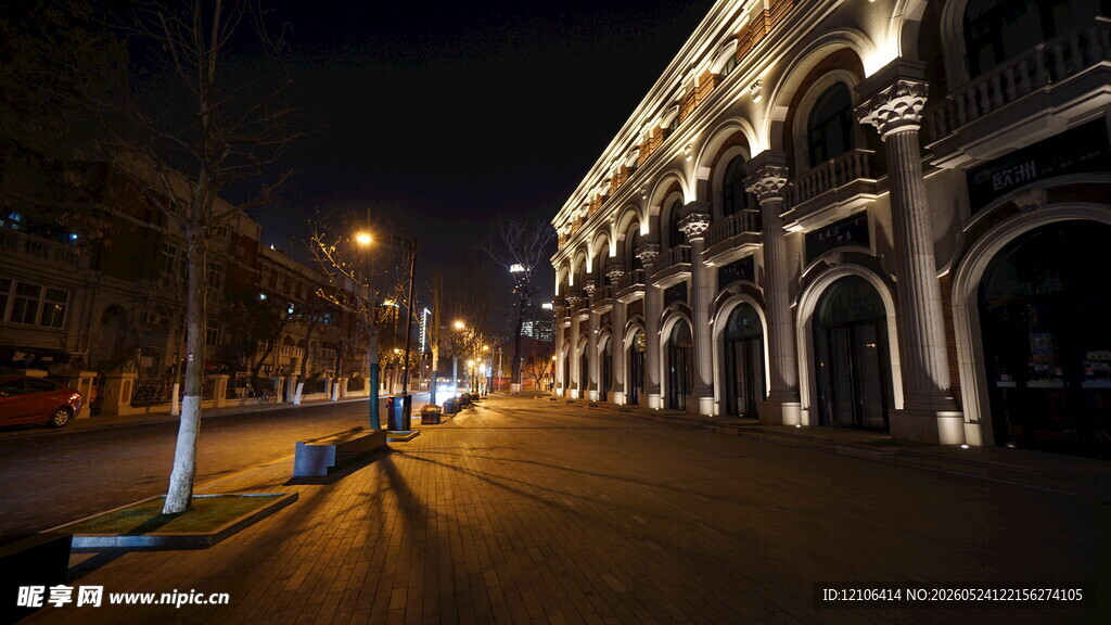夜晚城市街道的华丽建筑