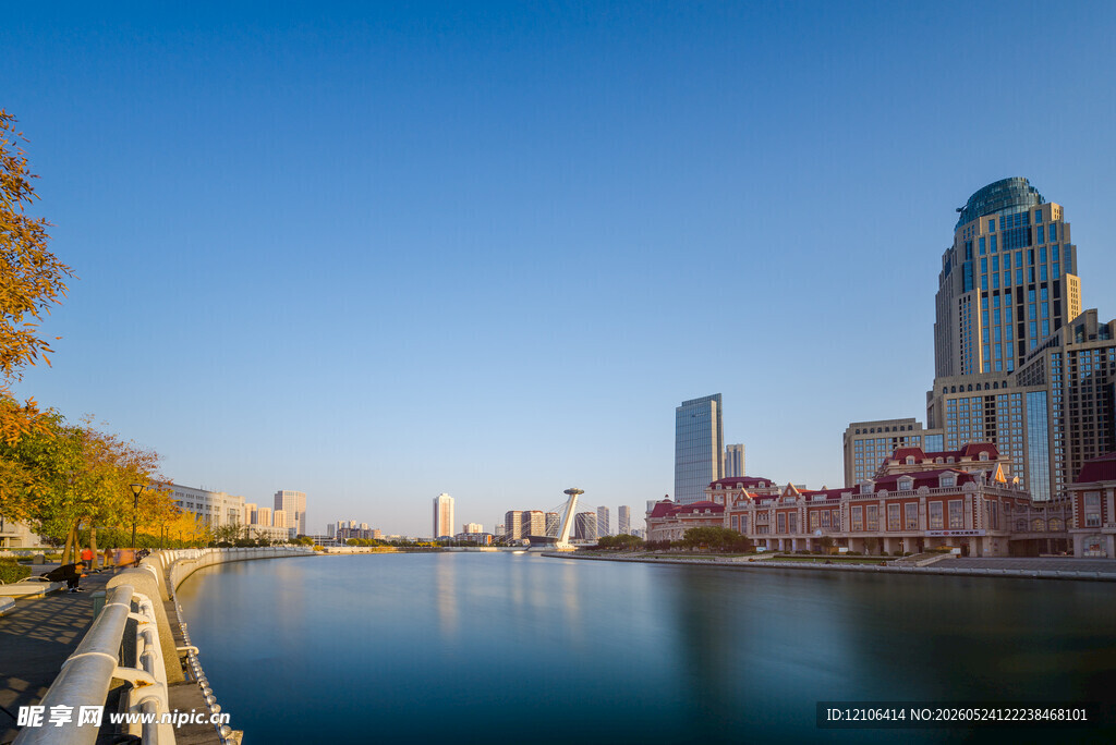 河畔城市景观秋日风光