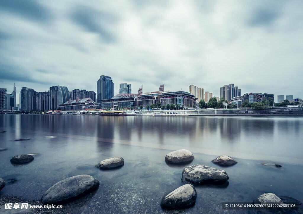 城市湖畔风景