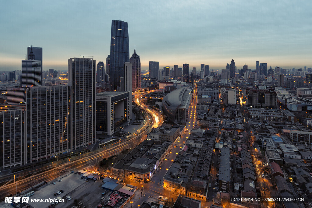 城市黄昏天际线与车流景观