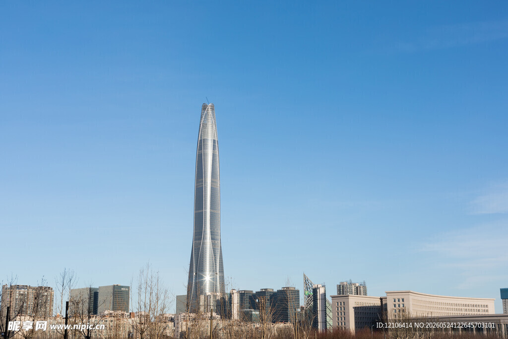 高耸摩天大楼矗立城市中
